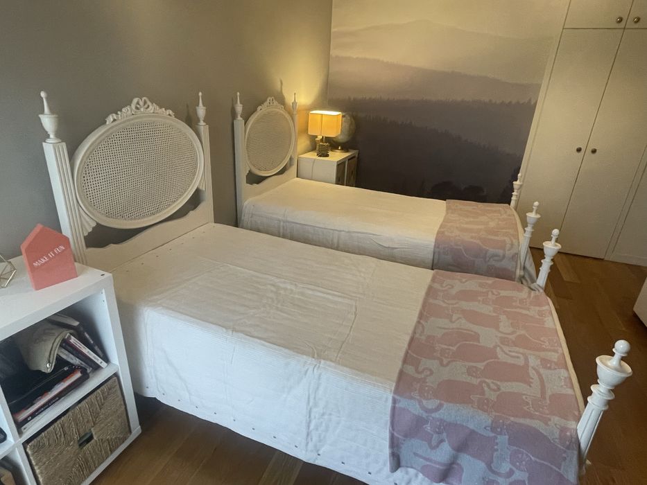 Par de camas solteiro, em pau santo, lacadas