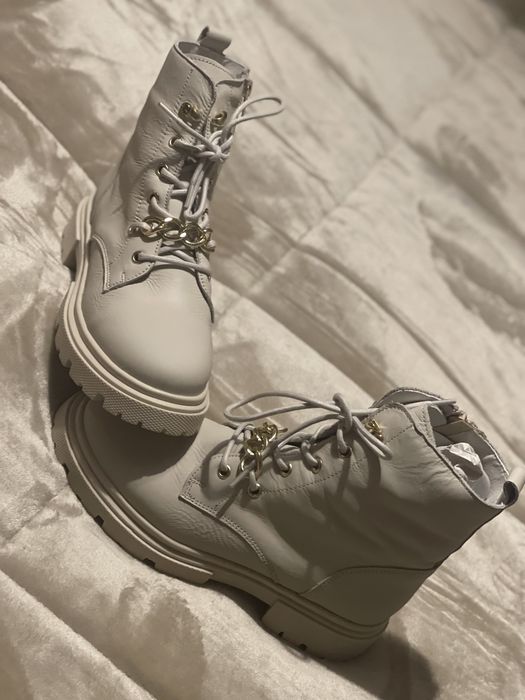 Vendo botas bege em pele tamanho 37