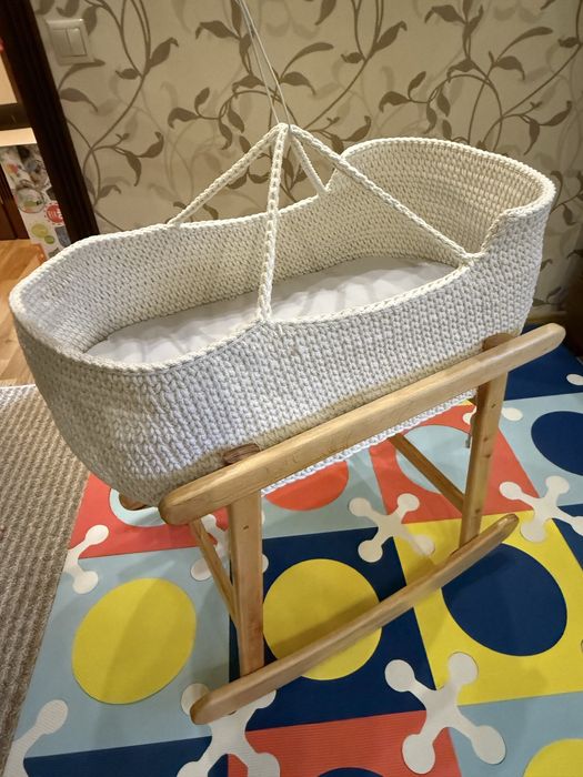 В’язана колиска для новонародженого