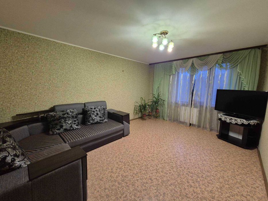 Трехкомнатная квартира на Таирова проспект Ак. Глушко К-92