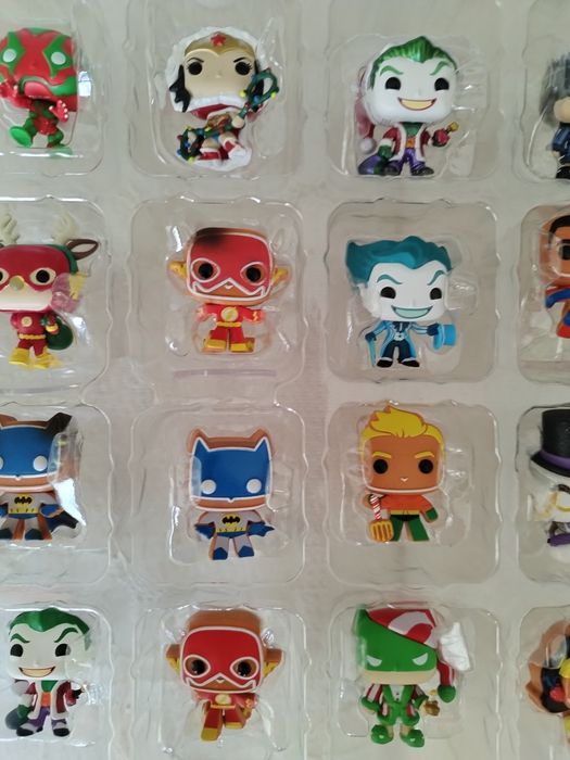 conjunto de 24 super-heróis Funko Pop.  Banda desenhada da DC