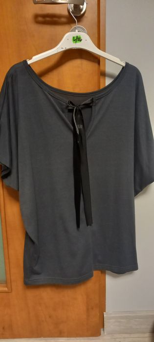 Elegancka bluzka grafitowa z ozdobnym wzorem