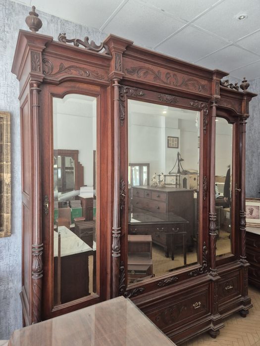 Roupeiro antigo estilo romântico