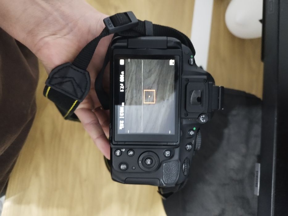 Nikon D5100 z obiektywem AF-S DX NIKKOR 18-55mm 1:3.5-5.6G VR.