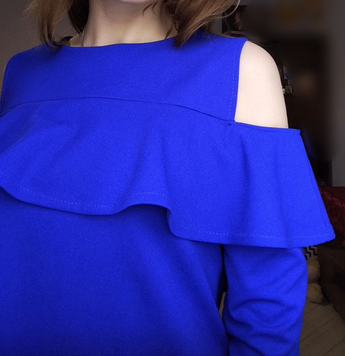 Продам синее платье, с открытыми плечами