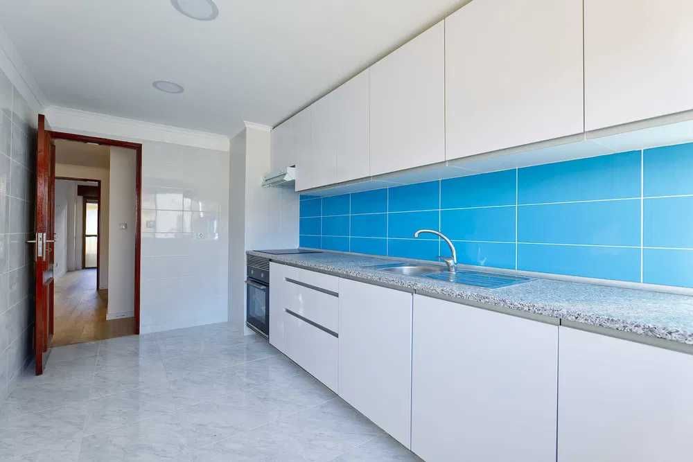 Amadora T2 _ 3 ass1º Andar com garagem ( BOX) totalmente renovado