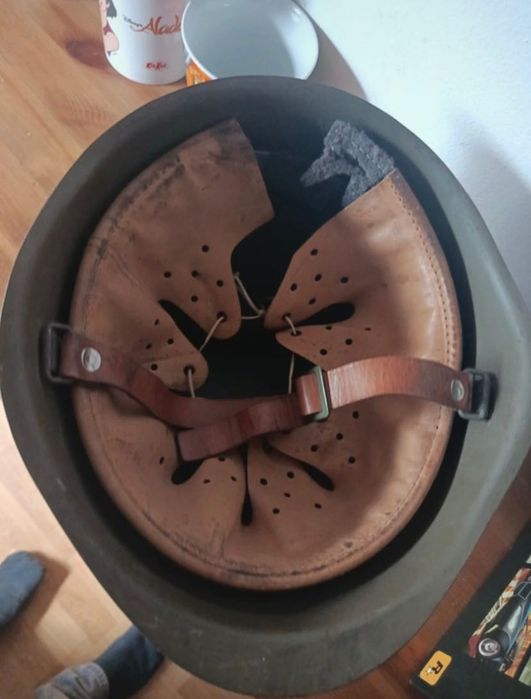 Capacete militar antigo com dragões