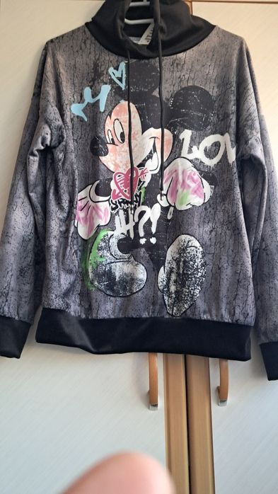 Nowa bluza z kapturem produkcji włoskiej