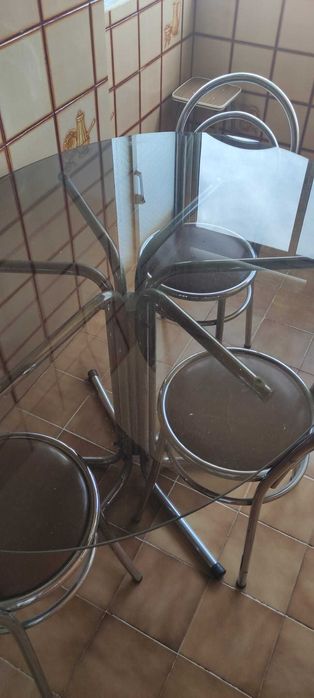 Vendo mesa de cozinha em vidro e 3 cadeiras