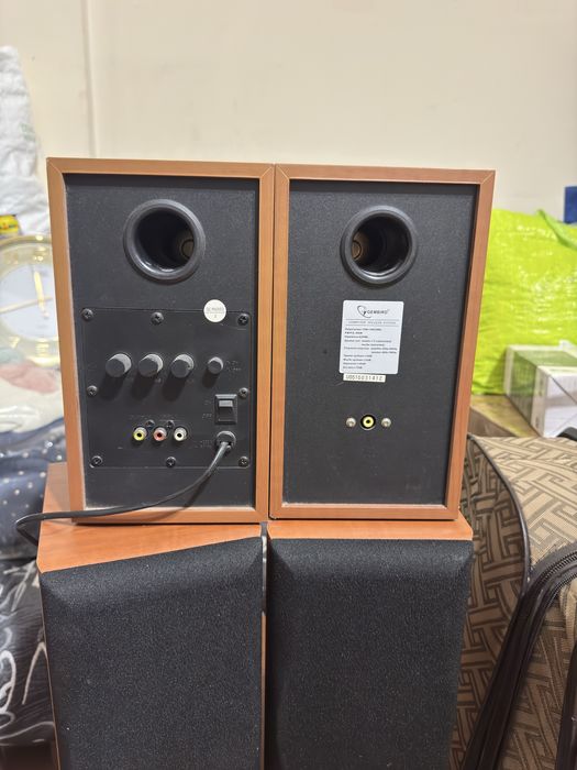 Нижній великий сабвуфер ELAC. Gembird WCS-699 36Вт. поличні колоноки  JBL E20 60Вт