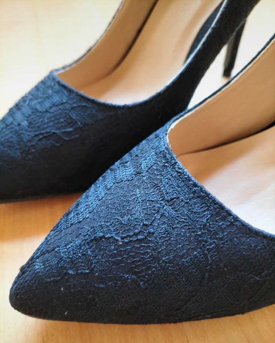 Sapatos pretos de salto alto