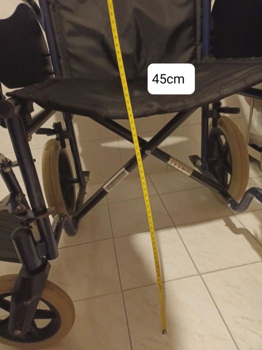 Cadeira de rodas Breezy 90- precisa de rodas da frente