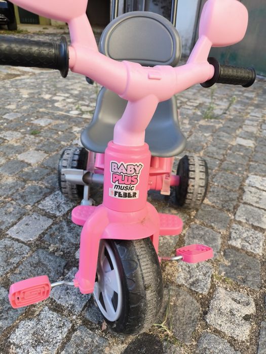 Triciclo cor de rosa da Feber