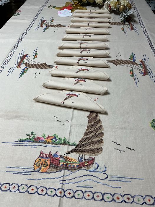 Toalha de linho bordada a mão con 12 gurdanapos