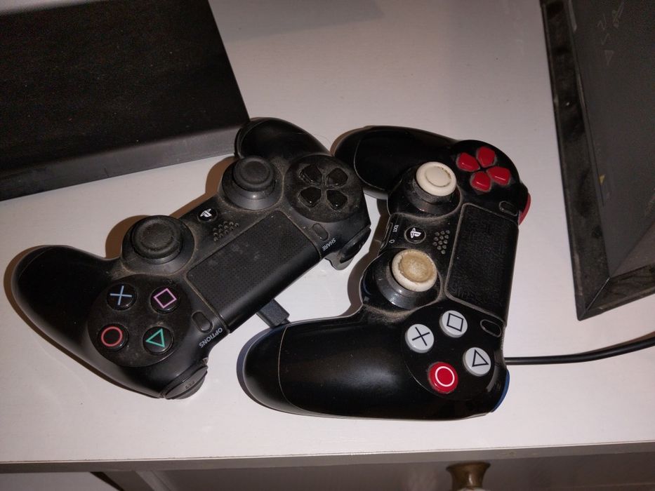 Vendo PS4 com oferta de jogos e 2 comandos(1 deles personalizado)