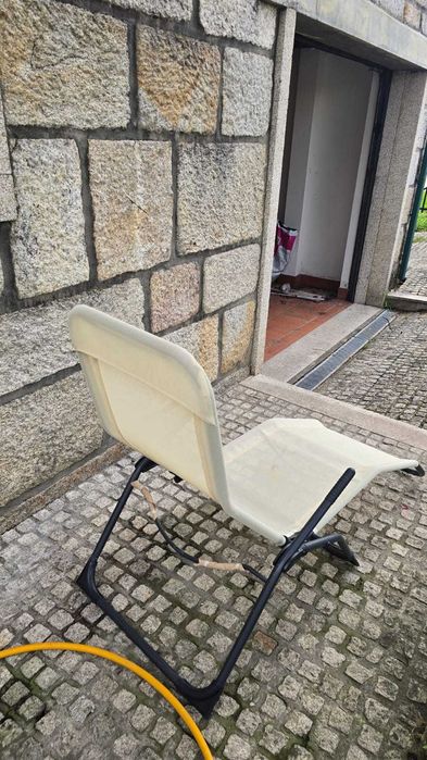 Vendo 2 Espreguiçadeiras de estrutura metálica
