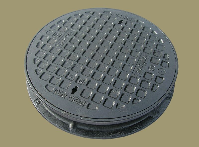 Właz żeliwny pokrywa szamba