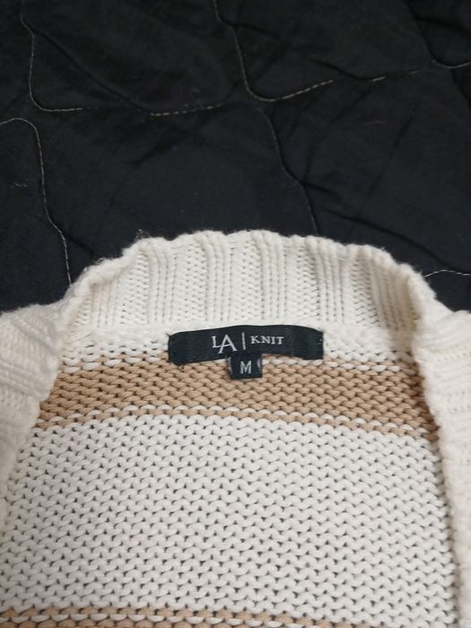 Blusa decote em V às riscas