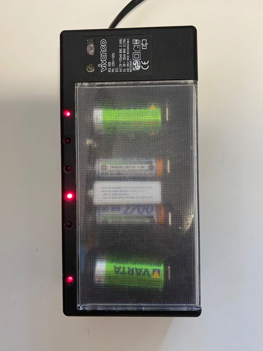 Зарядний пристрій для циліндричних батерей типу АА,ААА,С,D та 9 волт.