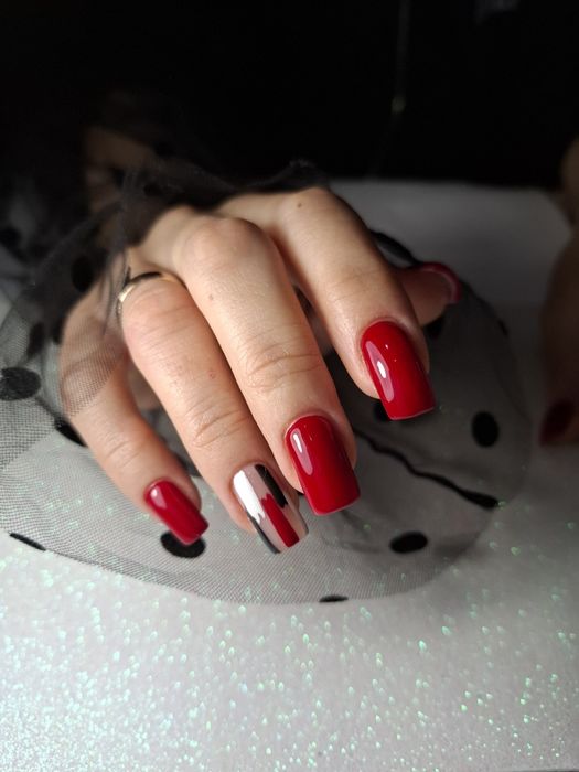 Манікюр, педикюр, нарощення нігтів, корекція