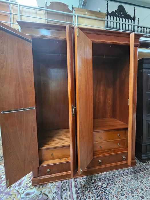 Roupeiro em madeira maciça de 4 portas - Bom estado ger