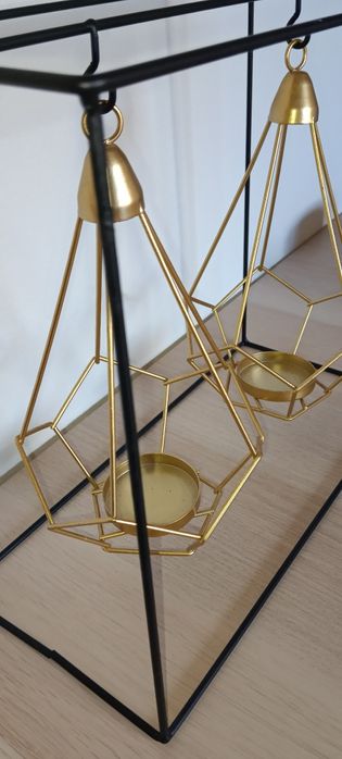 Castiçal dourado e preto