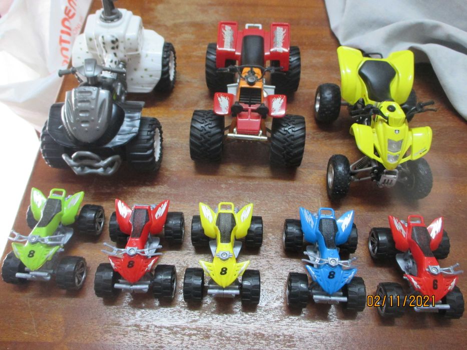 Vários moto4 em miniatura