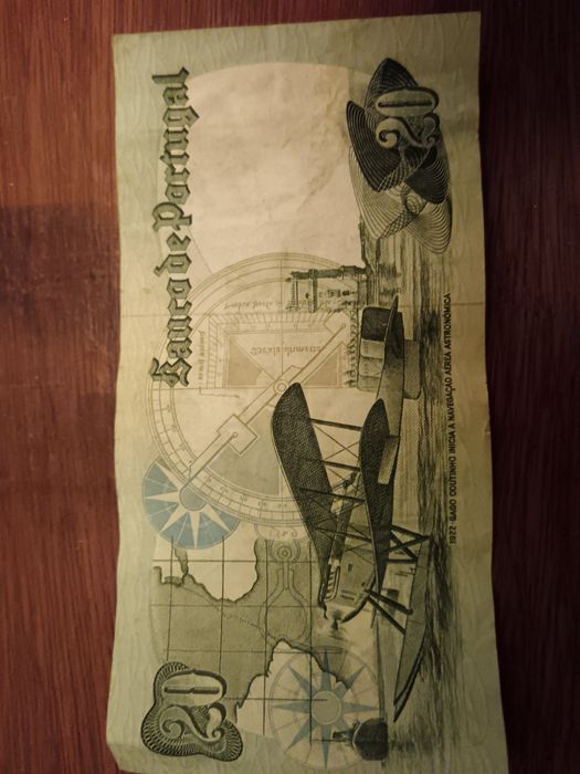 Notas e moedas de escudos.