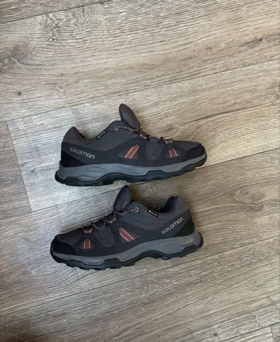 Кросівки трекінгові для дівчини Salomon Rhossili GTX р.36, устілка 23,5см. стопа 22см. сірі з рожевим
