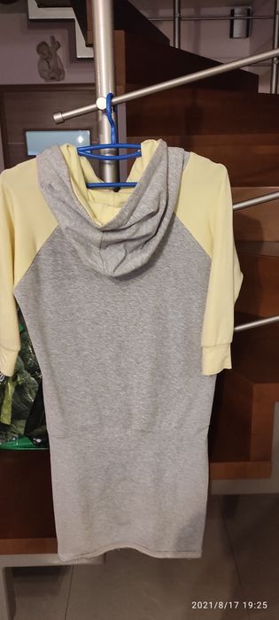 Sukienka sportowa z kapturem