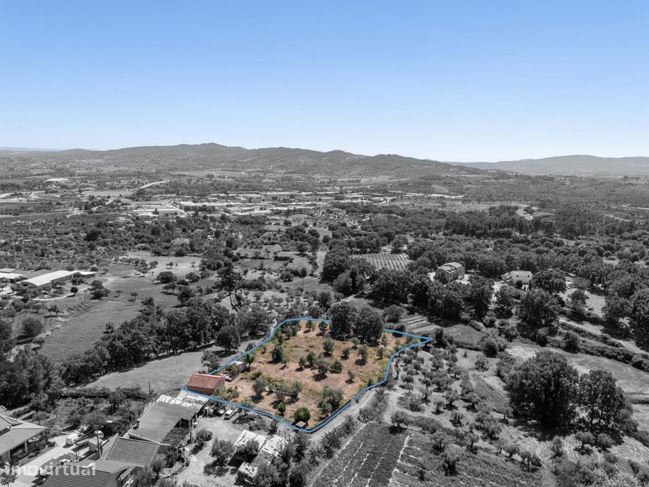 Moradia em pedra isolada com piscina e jardim