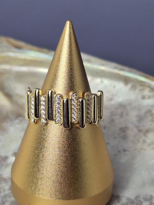 Złoty pierścionek obrączka białe cyrkonie ciekawy wzór r. 17 p. 585