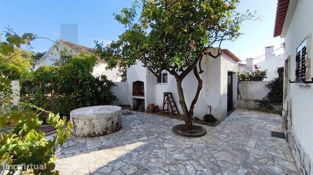 Encantadora Moradia T2 Unifamiliar com Garagem, Quintal e Churrasqueir