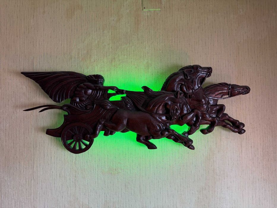 Quadriga em madeira com iluminação própria
