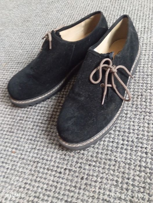 tradycyjne buty bawarskie (znane jako Haferlschuhe lub Trachtenschuhe), wykonane z czarnego zamszu r. 42