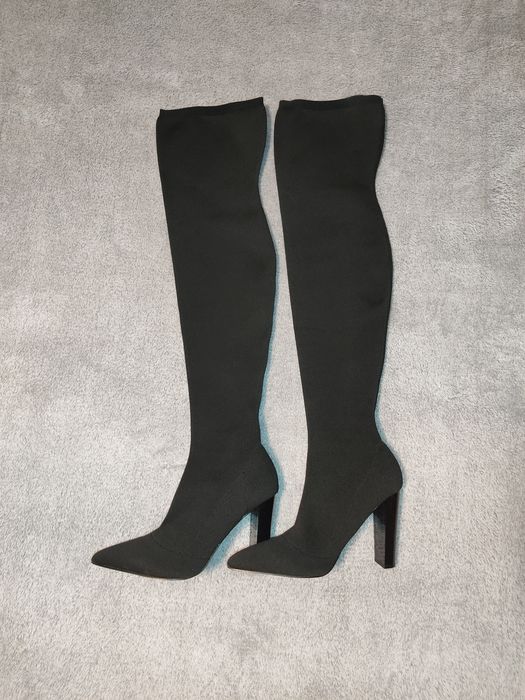 Czarne kozaki za kolano z elastyczną cholewką na słupku