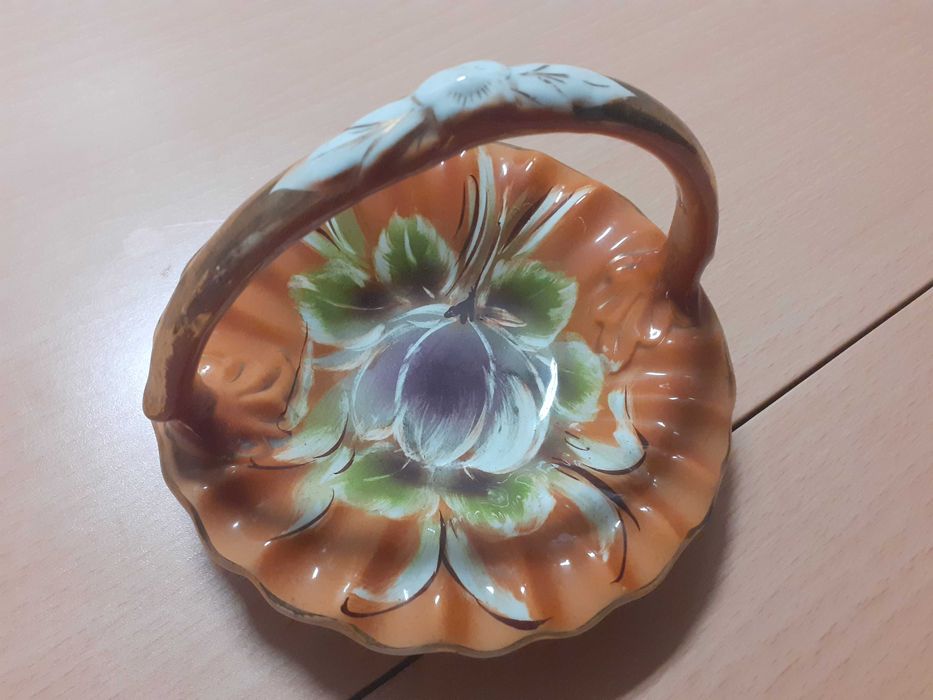 Cestinha em loiça feita em Portugal, pintada à mão