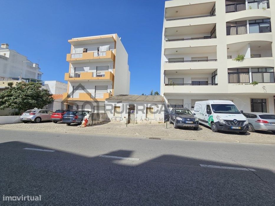 Casa antiga com projeto aprovado para Moradia v3+1 em Loulé