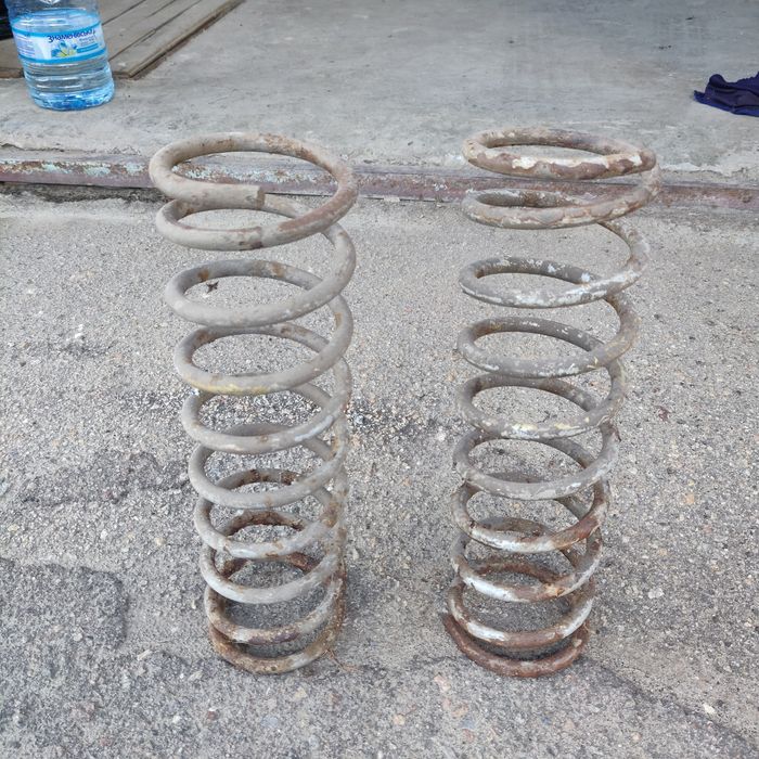 Продам задние пружины на ВАЗ.