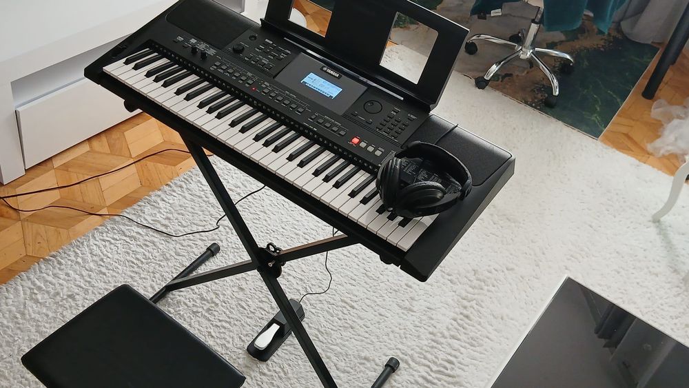 keyboard Yamaha PSR-E + podstawa +pedał sustain+pendrive