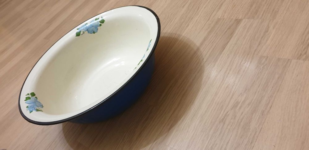 Тазики, алюминевый и эмалированный