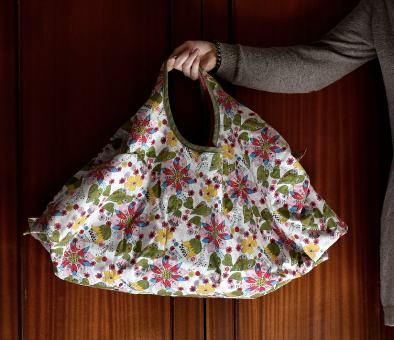 Saco branco com flores e forro rosa (feito à mão)