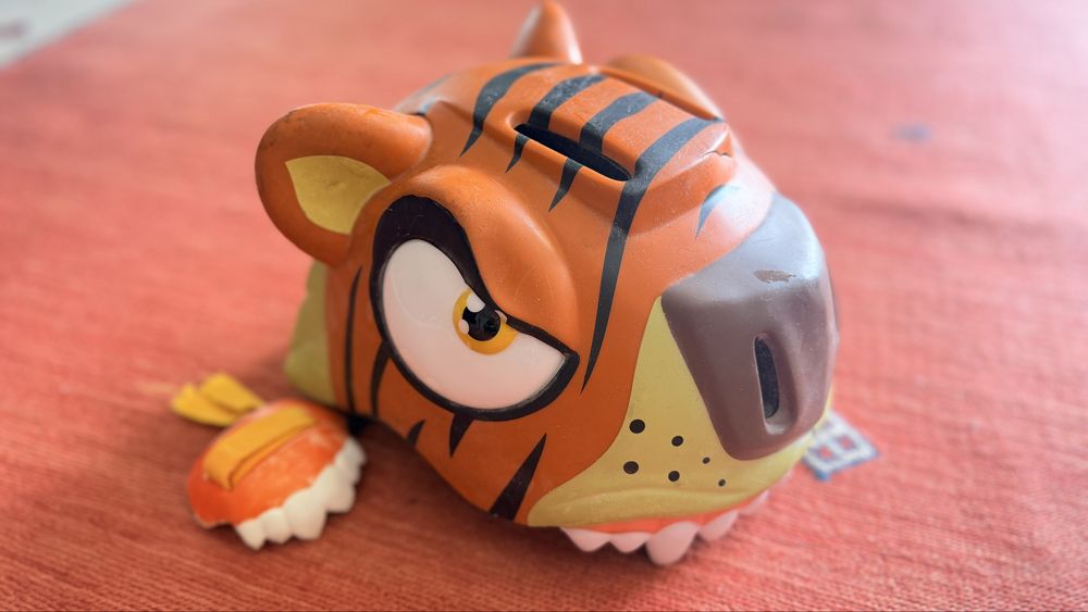 Bicicleta bebés + capacete tigre