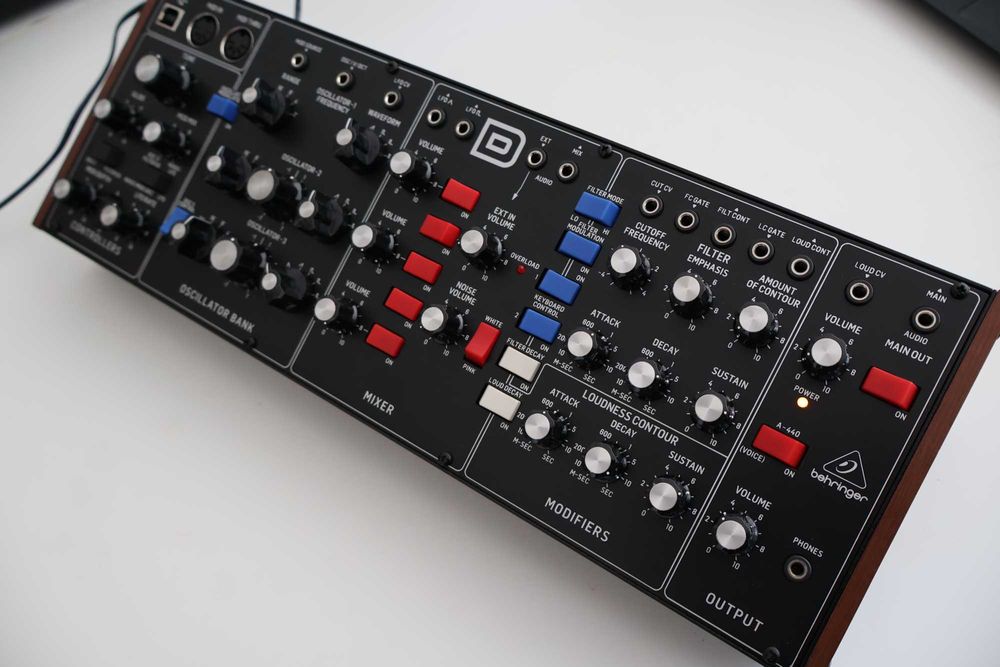 Sintetizador Behringer Model D