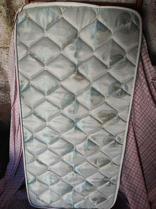 Berço de criança 120x60 cm com colchão Berço em madeira.