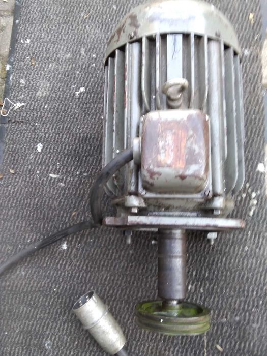 silnik elektryczny 4 kW, 2900 obrotów, 3 fazy.