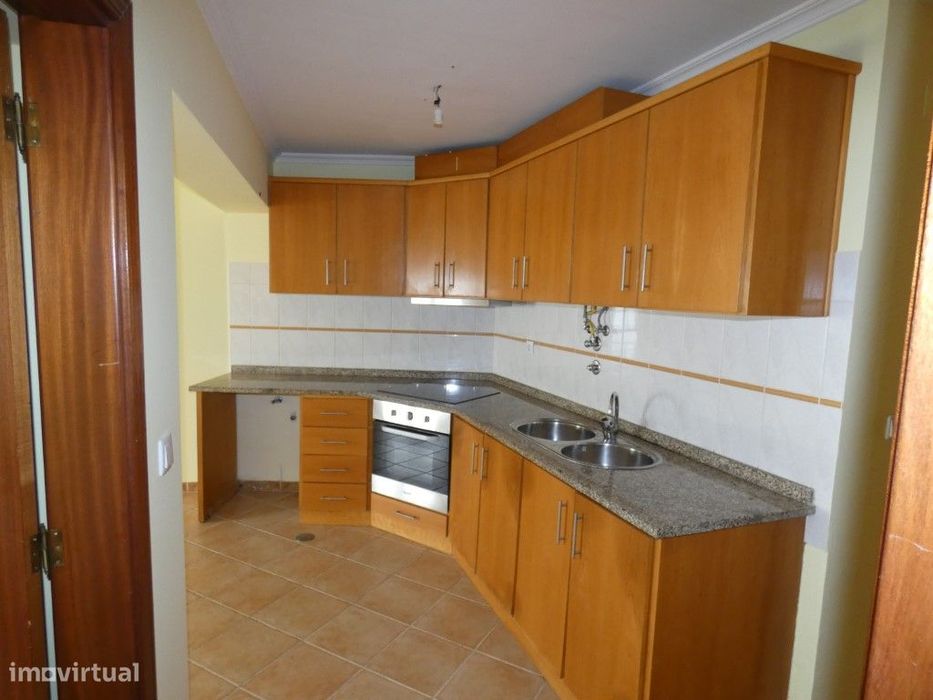 Excelente Apartamento T2 no Centro do Fundão - Localização Privileg...