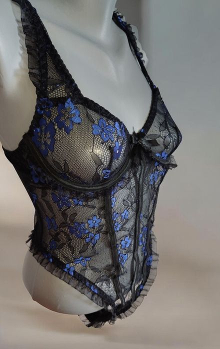 Eleganckie koronkowe body czarne w chabrowe kwiaty r 36/S
