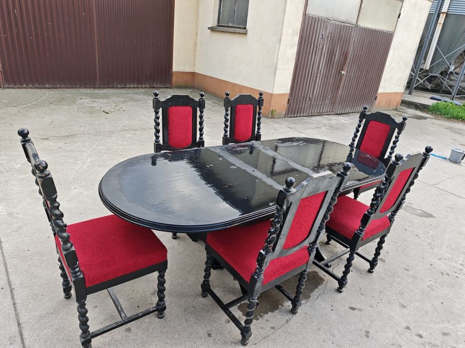 Stół z krzesłami