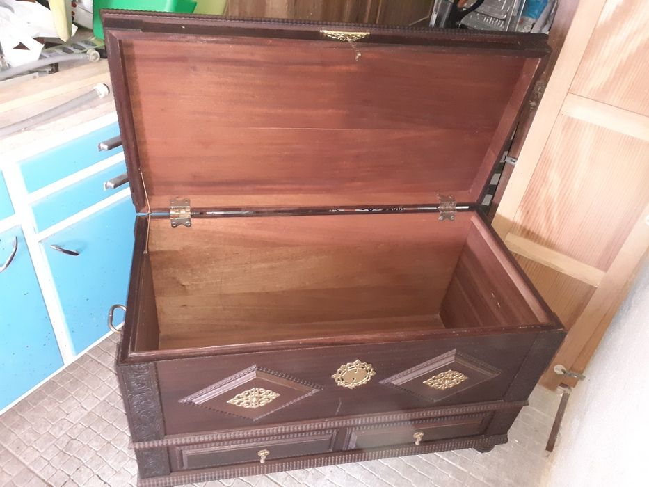 Arca trabalhada em madeira